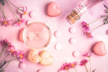 Fototapeten Happy Mothers Day - sweet macarons and glass of rose sparkling wine with flowers in pink tone © Brebca