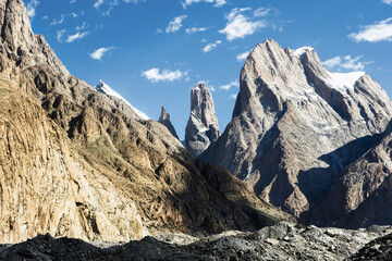 Great Trango Tower, montagne avec pic pointu à Karakoram, trek du camp de base K2, Pakistan