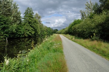 Fototapeta na wymiar Path along the Nantes-Brest Canal