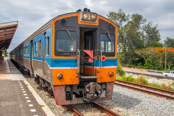 Obraz premium A train pulls into a station and waits for passengers