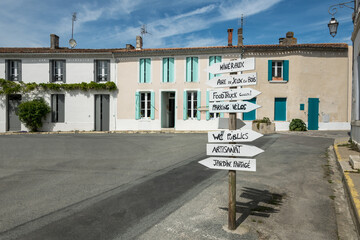 Mornac-sur-Seudre, près de Royan en Charente Maritime. Panneaux indicateurs d'activités dans ce village classé parmi les pus beaux de France - 502446937