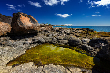 Widok na Ocean Atlantycki i niebo z białymi chmurami na wyspie kanaryjskiej, Lanzarote, Hiszpania  © anettastar
