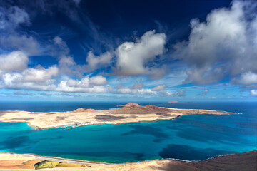 Cudowny widok z Lanzarote na wyspę Graciosa © anettastar