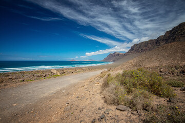 Widok na lazurowy Ocean Atlantycki i niebo z chmurami na wyspie kanaryjskiej Lanzarote, Hiszpania © anettastar