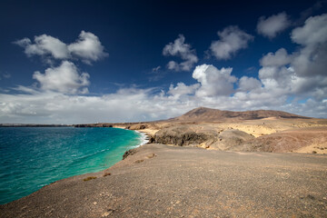 Krajobraz morski. Wypoczynek na wyspie kanaryjskiej Lanzarote, Hiszpania