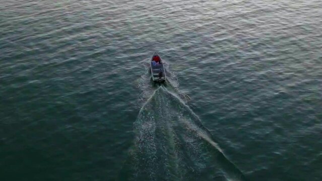 Barco navegando no oceano atlantico, vista a&eacute;rea, Ubatuba, Brasil
