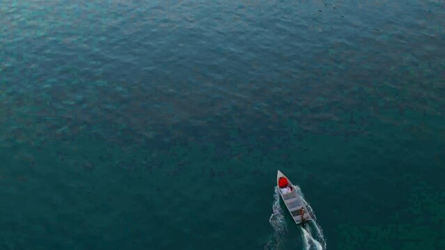 Barco navegando no oceano atlantico, vista a&eacute;rea, Ubatuba, Brasil