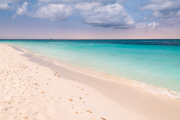 Fototapeta na wymiar Beautiful Eagle Beach on Aruba Island.