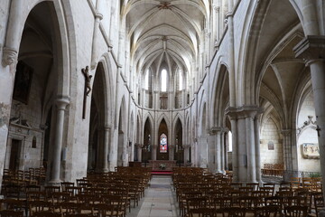 Fototapeta premium L'église catholique Saint Pierre, intérieur de l'église, ville de Bourges, département du Cher, France