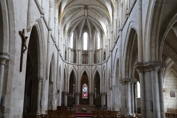Fototapeta premium L'église catholique Saint Pierre, intérieur de l'église, ville de Bourges, département du Cher, France