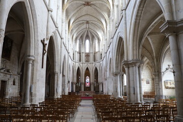 Fototapeta premium L'église catholique Saint Pierre, intérieur de l'église, ville de Bourges, département du Cher, France