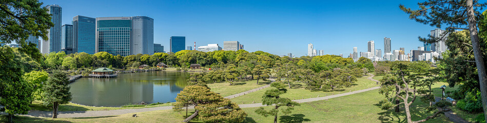 Obraz premium 東京都中央区 浜離宮恩賜庭園 日本庭園と高層ビル パノラマ