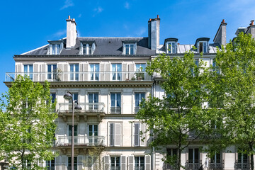 Paris, beautiful buildings in the 11e arrondissement, spring - obrazy, fototapety, plakaty