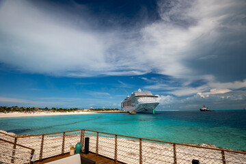 Obraz premium Cruise ship liner docked on exotic tropical island in Bahamas during bright sunny day