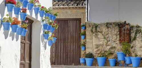village blanc d'iznajar en Andalousie, village perché au dessus d'un lac avec ses ruelles et pots bleus