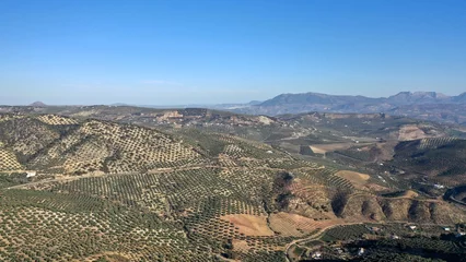 Fototapeten survol d'Iznájar, village blanc d'Andalousie dans la province de Cordoue dans le sud de l'Espagne © Lotharingia