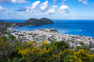 Sizilien: K&uuml;stenwanderung Insel Lipari - Panorama Blick von oben auf die Hauptstadt mit Burgberg