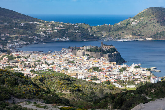 Sizilien: Küstenwanderung Insel Lipari - Panorama Blick von oben auf die Hauptstadt mit Burgberg
