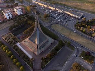 Vista aerea della chiesa del quartiere Tor Bella Monaca, considerato uno dei più difficili della città di Roma. © Stefano