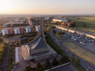 Vista aerea della chiesa del quartiere Tor Bella Monaca, considerato uno dei più difficili della città di Roma. © Stefano