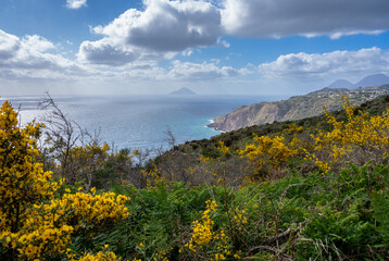 Obraz premium Sizilien: Küstenwanderung Insel Lipari - Schöner Panoramablick im Süden von Punta della Crapazza auf die Nachbarinseln