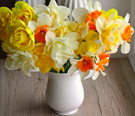 żółte narcyzy w wazonie (Narcissus), Wielkanoc, świąteczna ozdoba, wielkanocna dekoracja, wiosenne kwiaty	