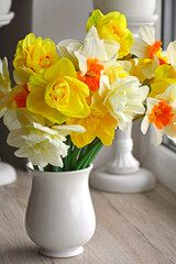 żółte narcyzy w wazonie (Narcissus), Wielkanoc,  wielkanocna dekoracja, wiosenne kwiaty, Easter decoration, bouquet of narcissus,  daffodils in a white vase, bouquet of yellow daffodils.	