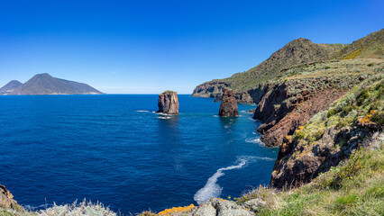 Sizilien: Küstenwanderung im Westen der Insel Lipari - Panoramablick auf die Nachbarinsel Salina