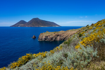 Sizilien: K&uuml;stenwanderung im Westen der Insel Lipari - Panoramablick auf die Nachbarinsel Salina