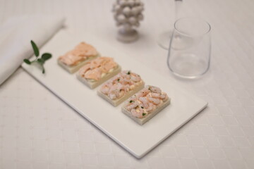 tartine gamberetti e salmone