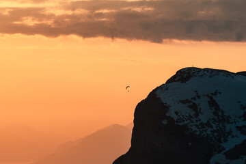 Paragleiter im Abendrot