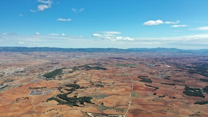 survol de la province viticole de Utiel-Requena pr&egrave;s de Valencia en Espagne, hacienda et domaine viticole