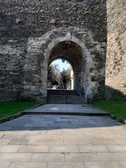 Fototapeta premium Exterior de la Puerta Falsa de la Muralla romana de Lugo, Galicia