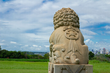 Fototapeta premium Chinese Guardian Lion Statue at Chen Tien Buddhist Temple, Foz do Iguaçu, Brazil – City Skyline