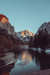 Verschneite Berggipfel mit den letzten Sonnenstrahlen 