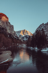 Verschneite Berggipfel mit den letzten Sonnenstrahlen 