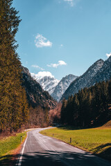 Stra&szlig;e mit Berggipfeln