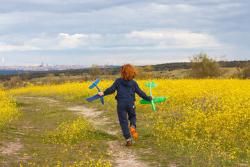 niño jugando en el campo