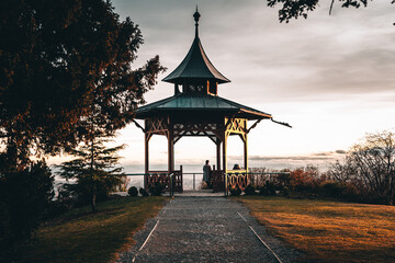 Pavillon im Abendlicht