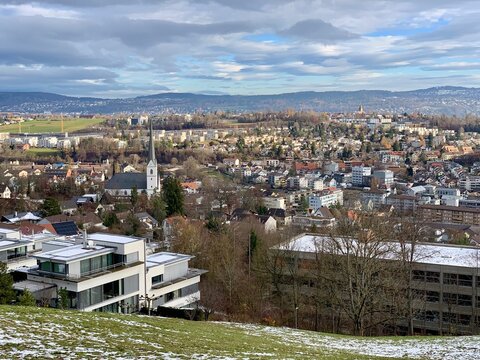 Ausblick auf die Stadt Adliswil im Winter, Sihltal im Kanton Z&uuml;rich