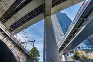東京の川を航行する船から見る風景