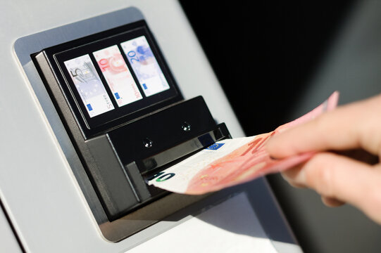 Person Hand zahlt Bargeld Euro Banknote am Geld Automat Kassenautomat Verkaufsautomat Kasse Ticket Geldschein
