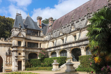 Fototapeta na wymiar Nouvelle Aquitaine - Charente-Maritime - Pons - Chateau d'Usson - Cour centrale