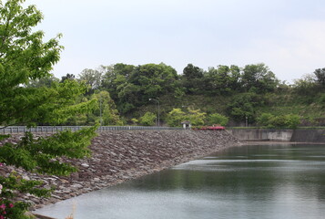ダムの堤防と湖面