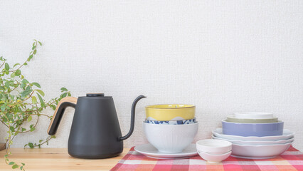 テーブルの上に重ねた食器