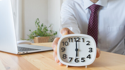 時計とビジネスマン｜6時・18時終業・残業イメージ