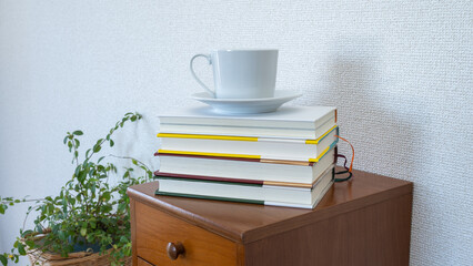 本と小物入れとコーヒーカップ