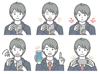 スマホを操作するスーツの若い男性