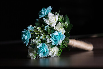 buquê de flores com rosas azuis