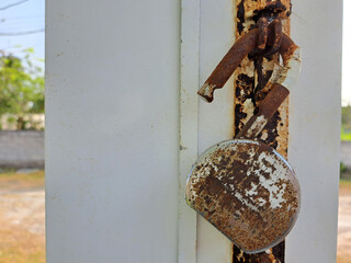Low security door padlock due to rust, a natural phenomenon in metals such as steel and iron, when exposed to moisture. Generates a chemical reaction with oxygen and darkens
